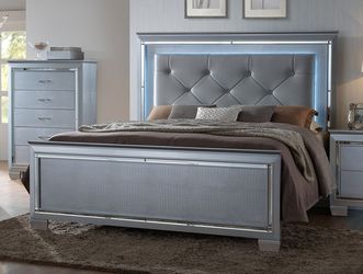 New 5 Piece Tufted Bedroom Set With LED Lights.  Silver.  Free Delivery!