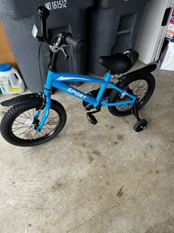 Boys bike with detachable training wheels