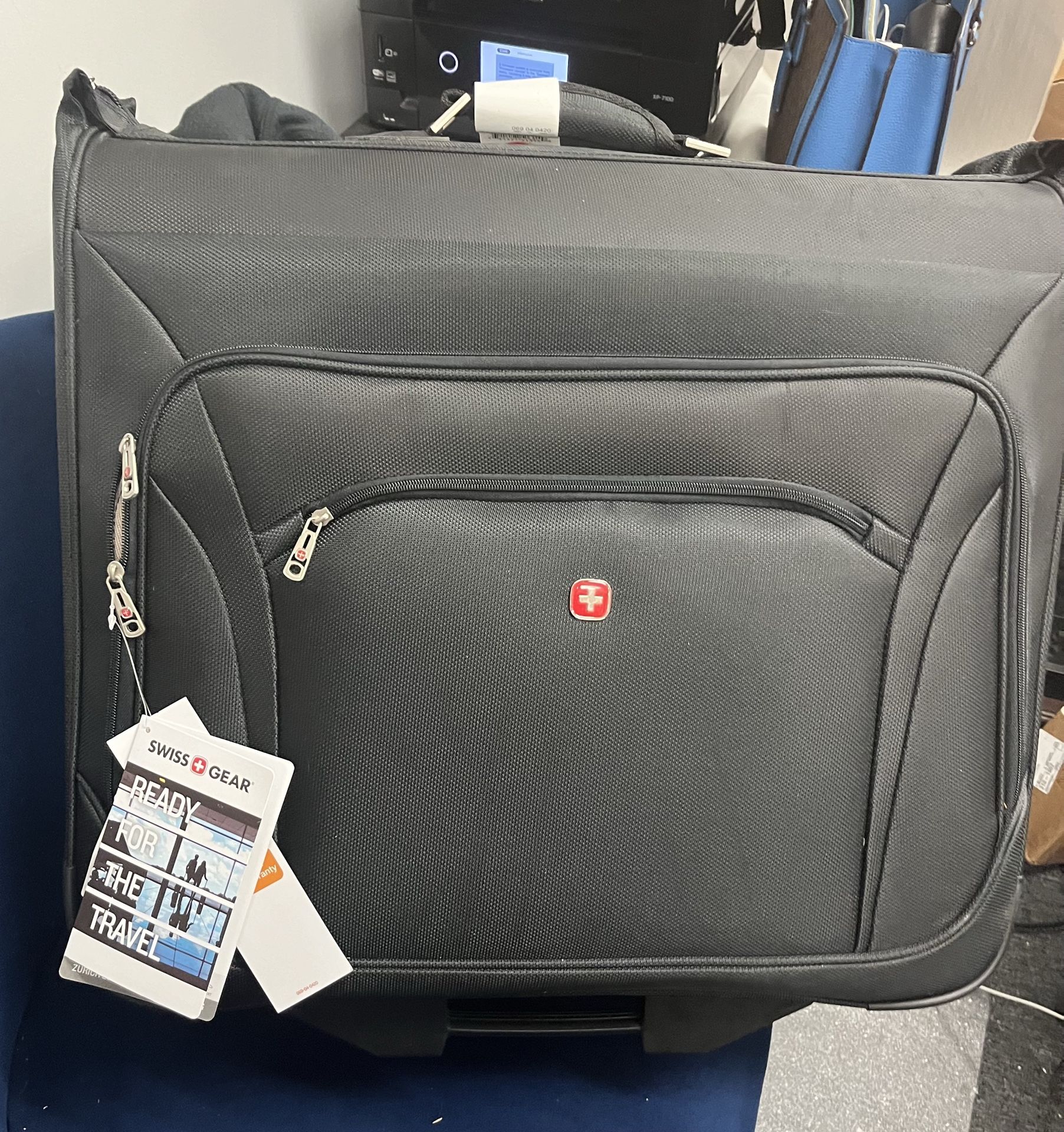 BRAND NEW - Swissgear Full Size Spinner Garmet Bag