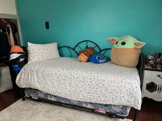 Day bed with trundle