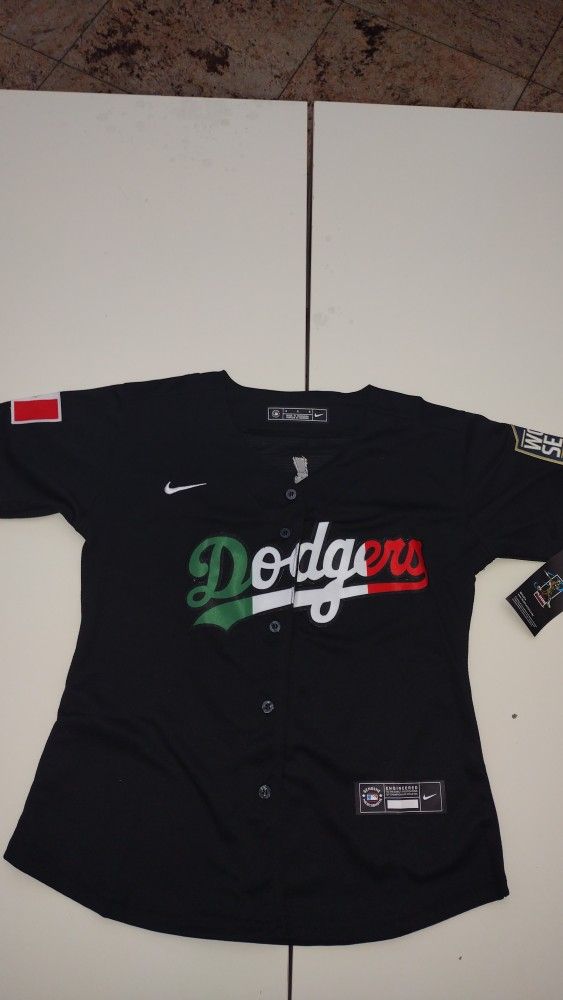 DODGERS WOMAN URÍAS