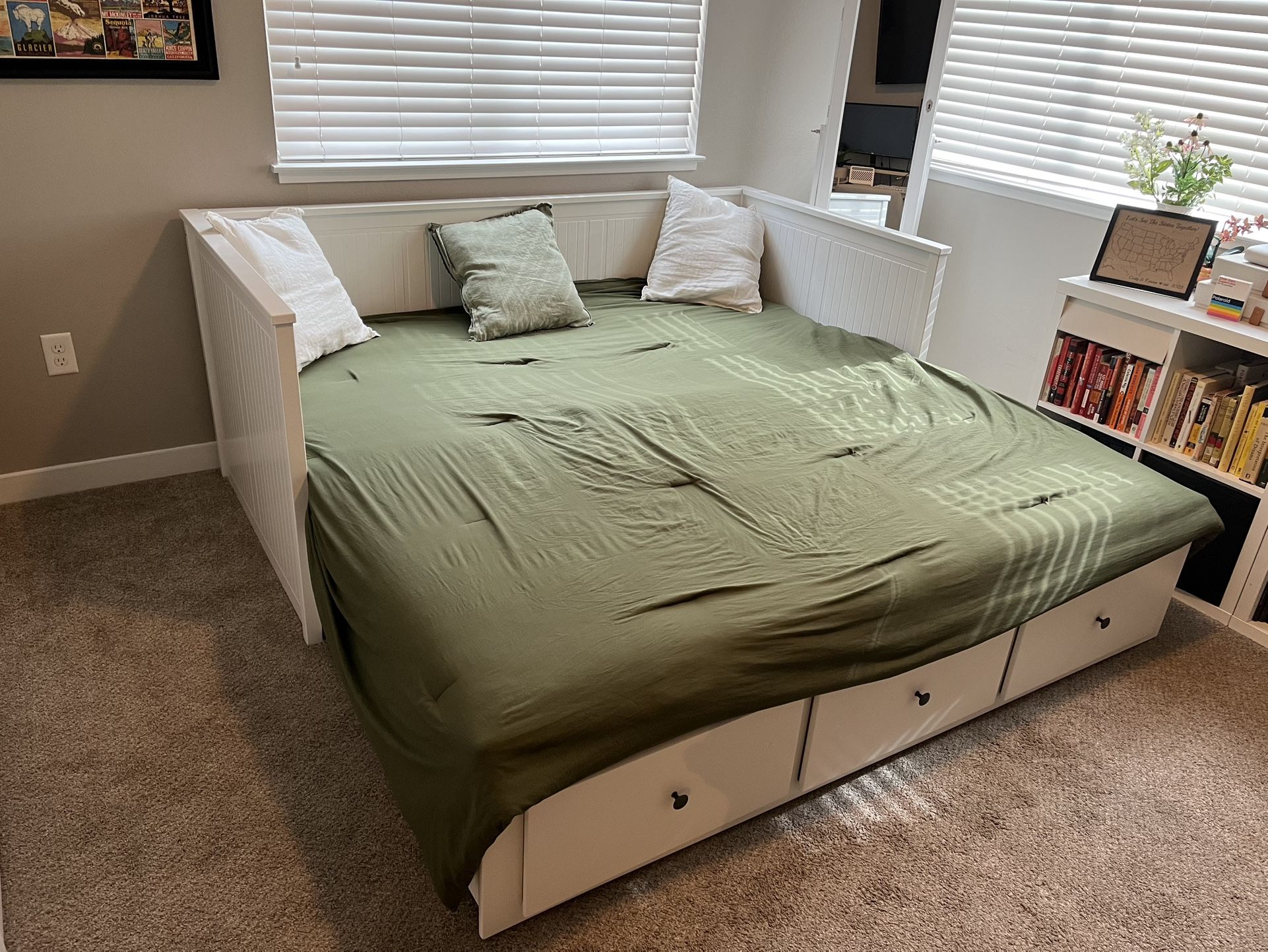 IKEA HEMNES Daybed with 3 Drawers + 2 Mattresses – White