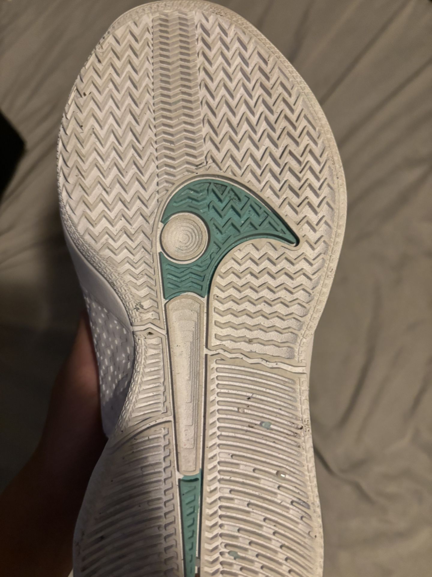 BASKETBALL SHOES