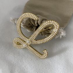 Shaped Letter With Pearl Brooch Gold 