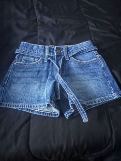 5t shorts girl
