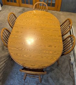 Dining room pedestal table with 6 chairs, 2 leafs