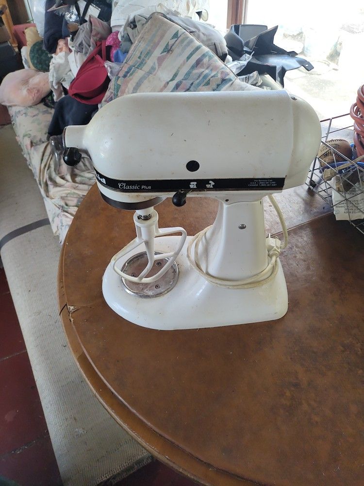 Kitchen Aid Mixer (Missing Bowl)