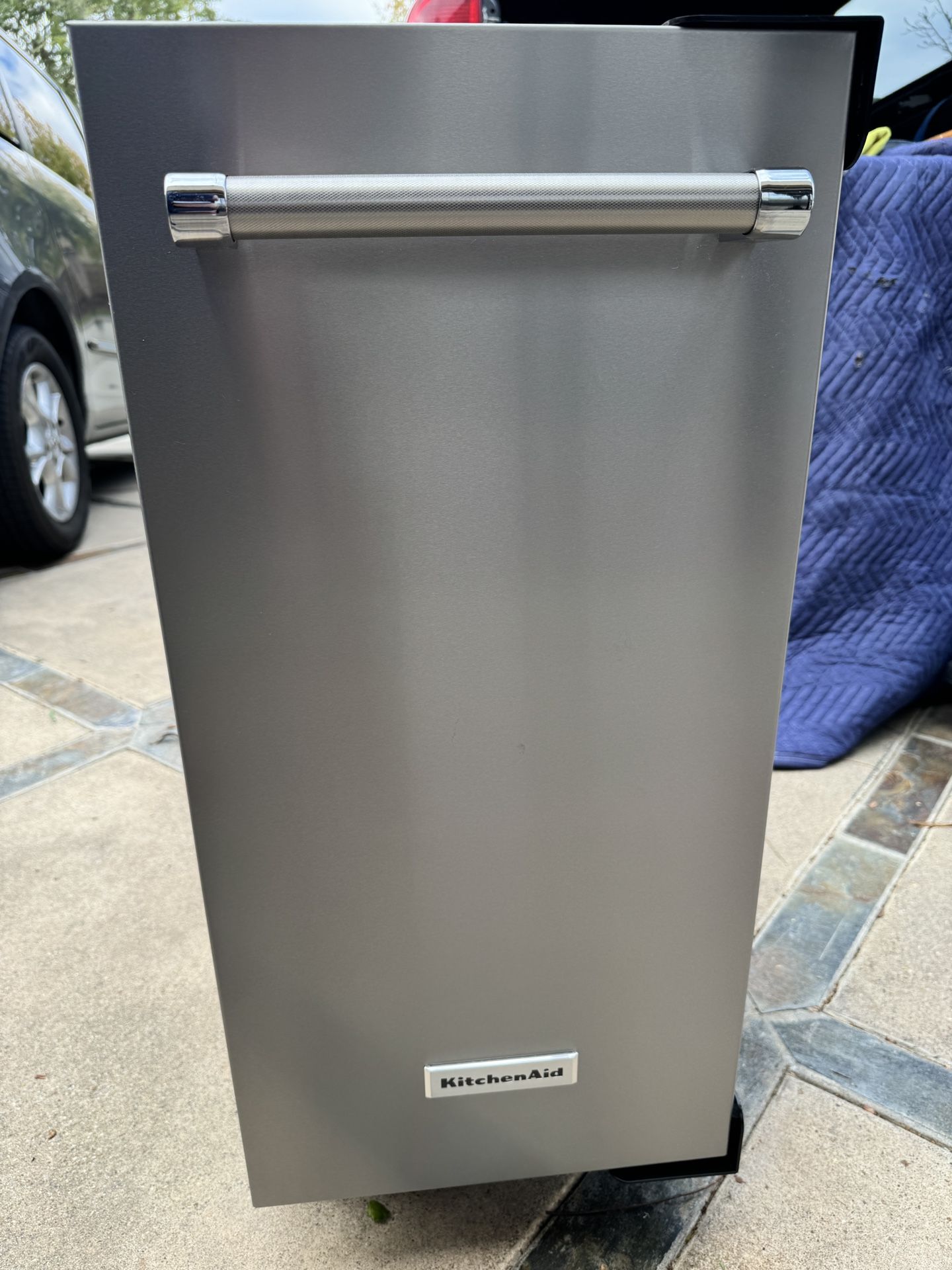 NEW KITCHEN AID 15”22.8 lb PER DAY ICE MAKER WITH A 3 YEAR EXTENDED WARRANTY FULLY TRANSFERABLE INCLUDED11/22/25