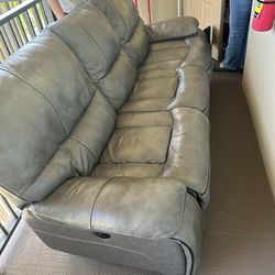 It is given away/ / se regala