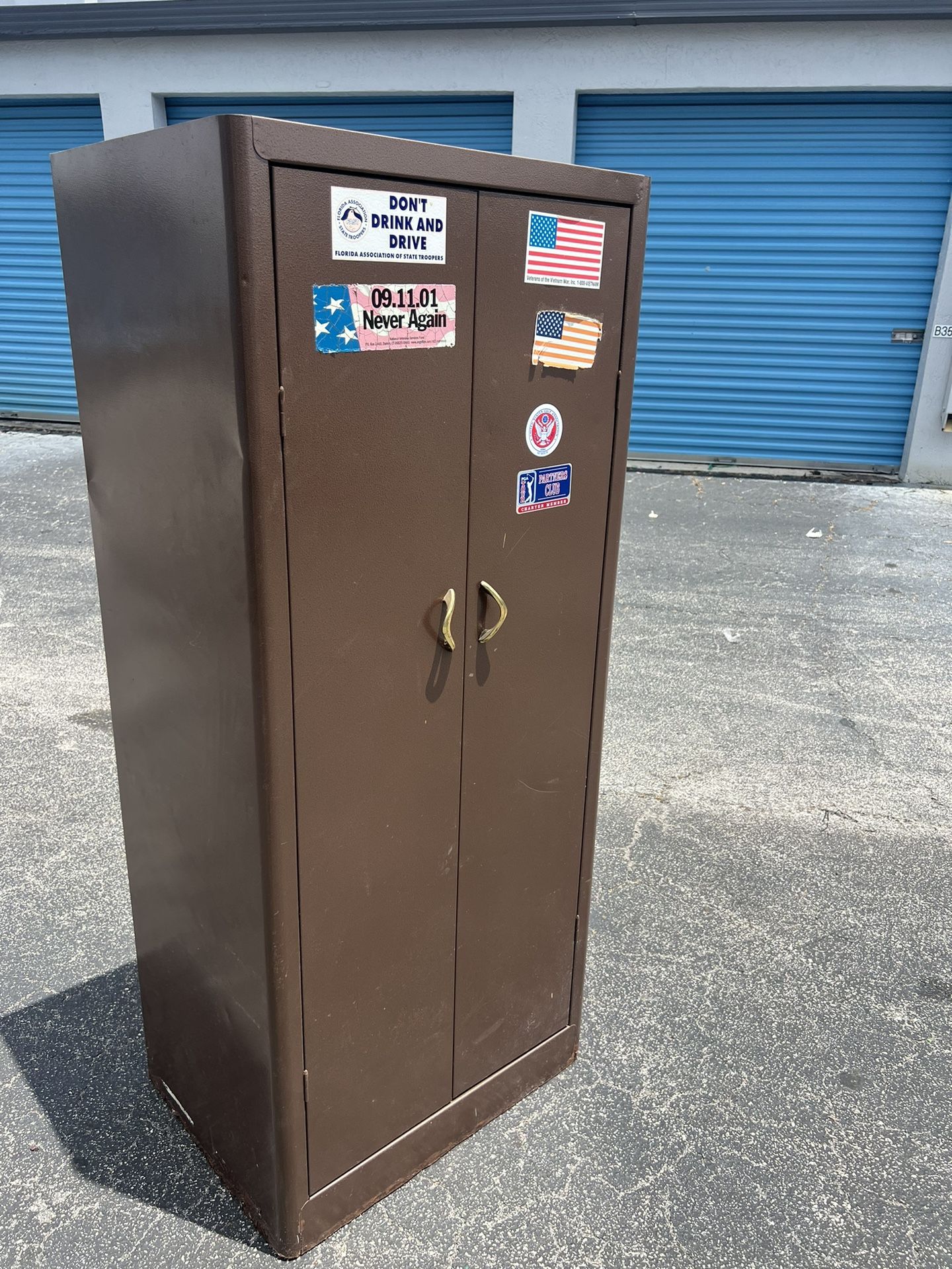Vintage Brown Metal Garage Storage Cabinet Gym Locker Room Clothes Cabinet! Rust on inside bottom see pics.  27.5x20.5x64in
