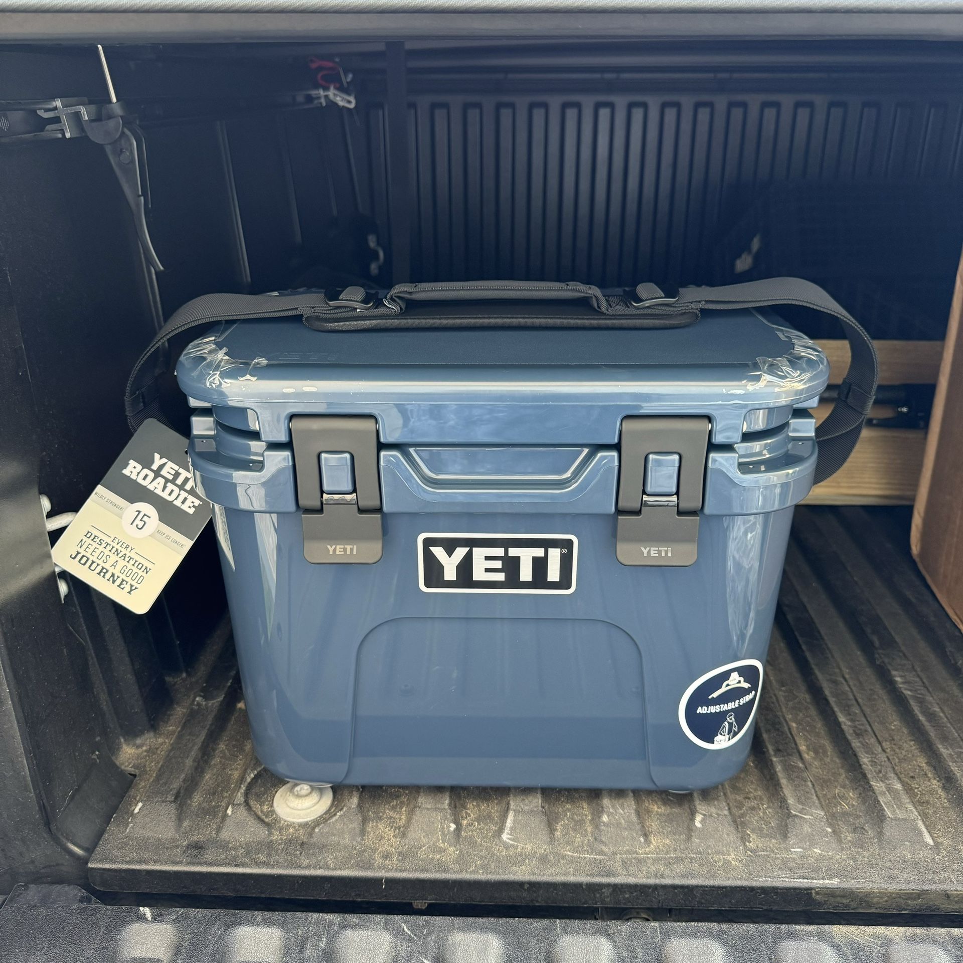 Yeti Roadie 15 Hard Cooler- Navy