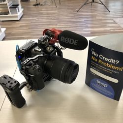 Canon EOS R6 Mark II Rigged with VMount battery and Rode Mic