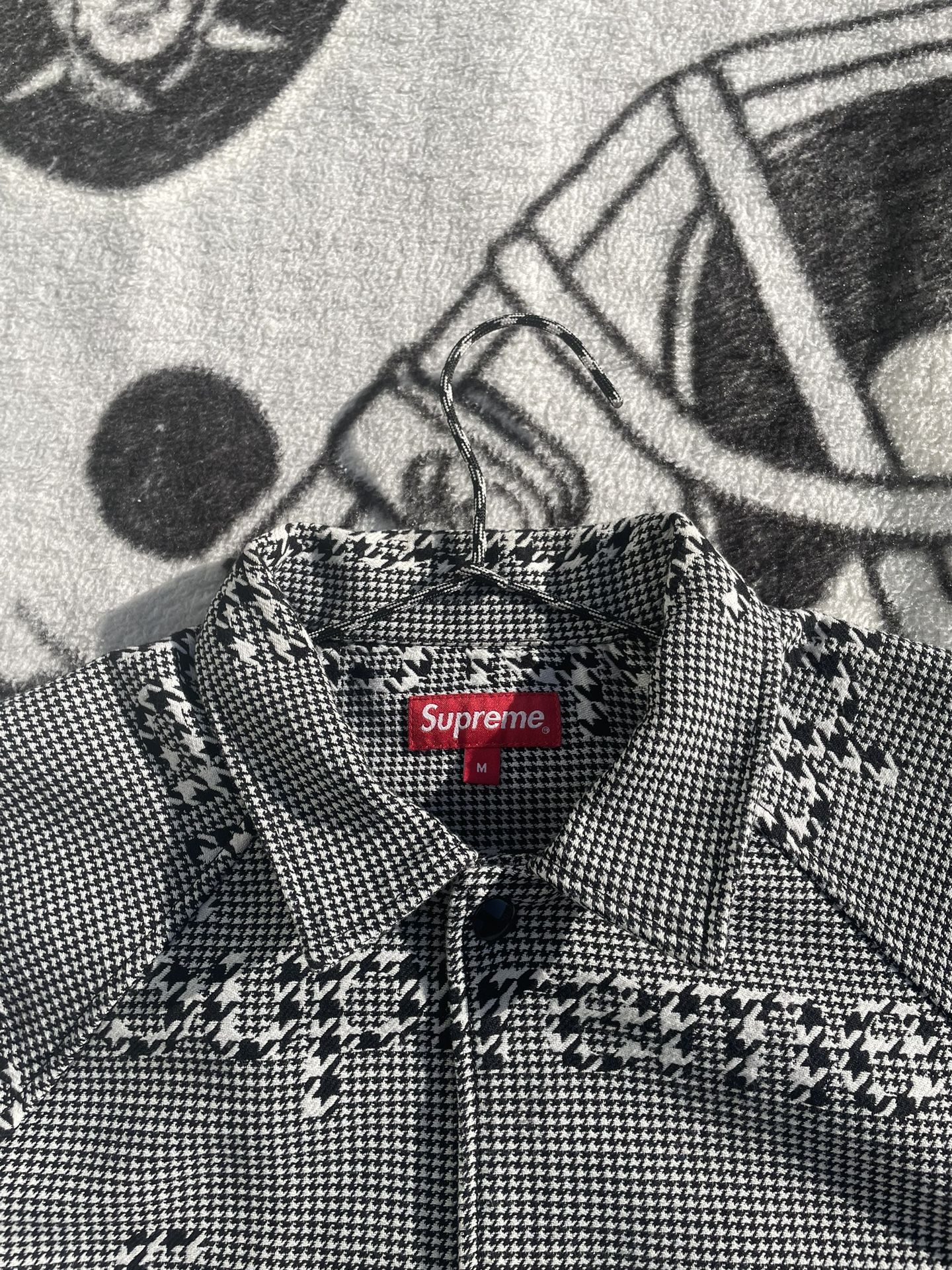 あ*の様 Supreme Snap Front Shop Jacket Supreme HOUNDSTOOTH LOGOS SNAP FRONT JACKET BLACK New Releases