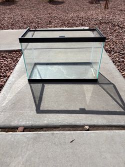 reptile/animal enclosure with lid