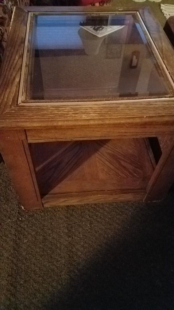 Glass End Table Good Condition $7.00