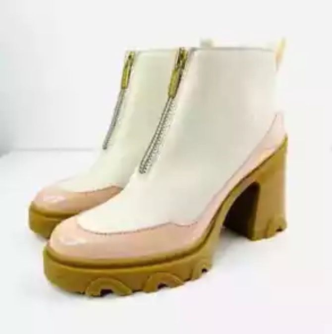 Sorel Women’s Brew Heel Zip Boot. White/pink/tan Size 9.5