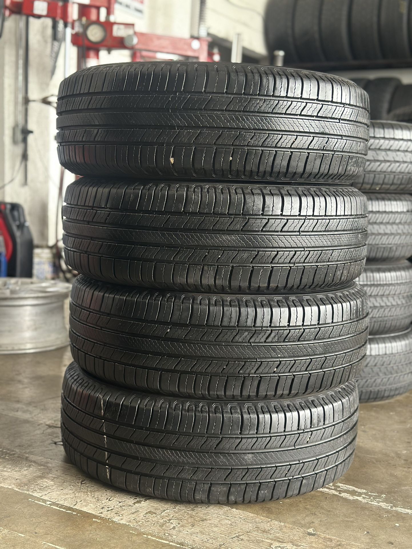 SET OF TIRE 225 65  17 MICHELIN 85% LIFE