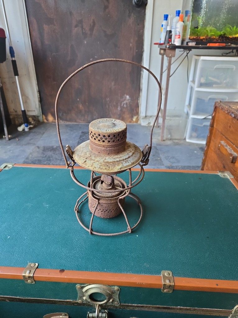 Handling Collectable St. Louis Kerosene Railroad Lamp