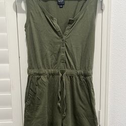 Khaki green Gap romper with adjustable waist tie #playsuit