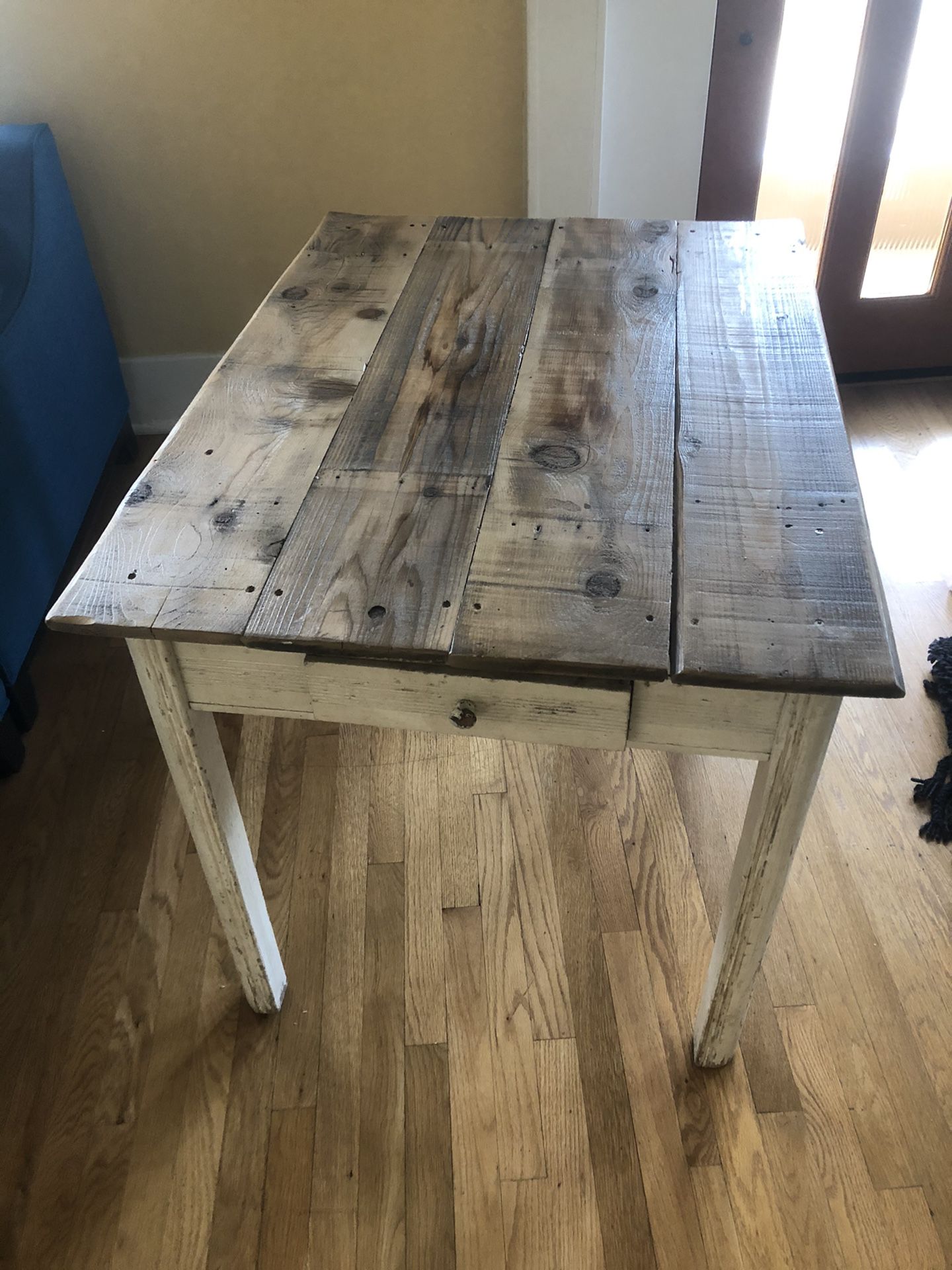 Beautiful distressed farm table, 39x29