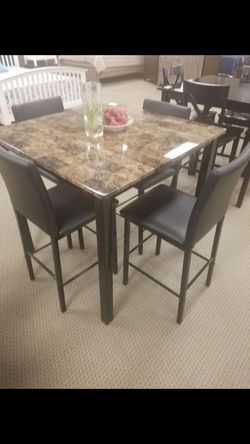 Beautiful 5 Pcs breakfast table with four chairs in good condition