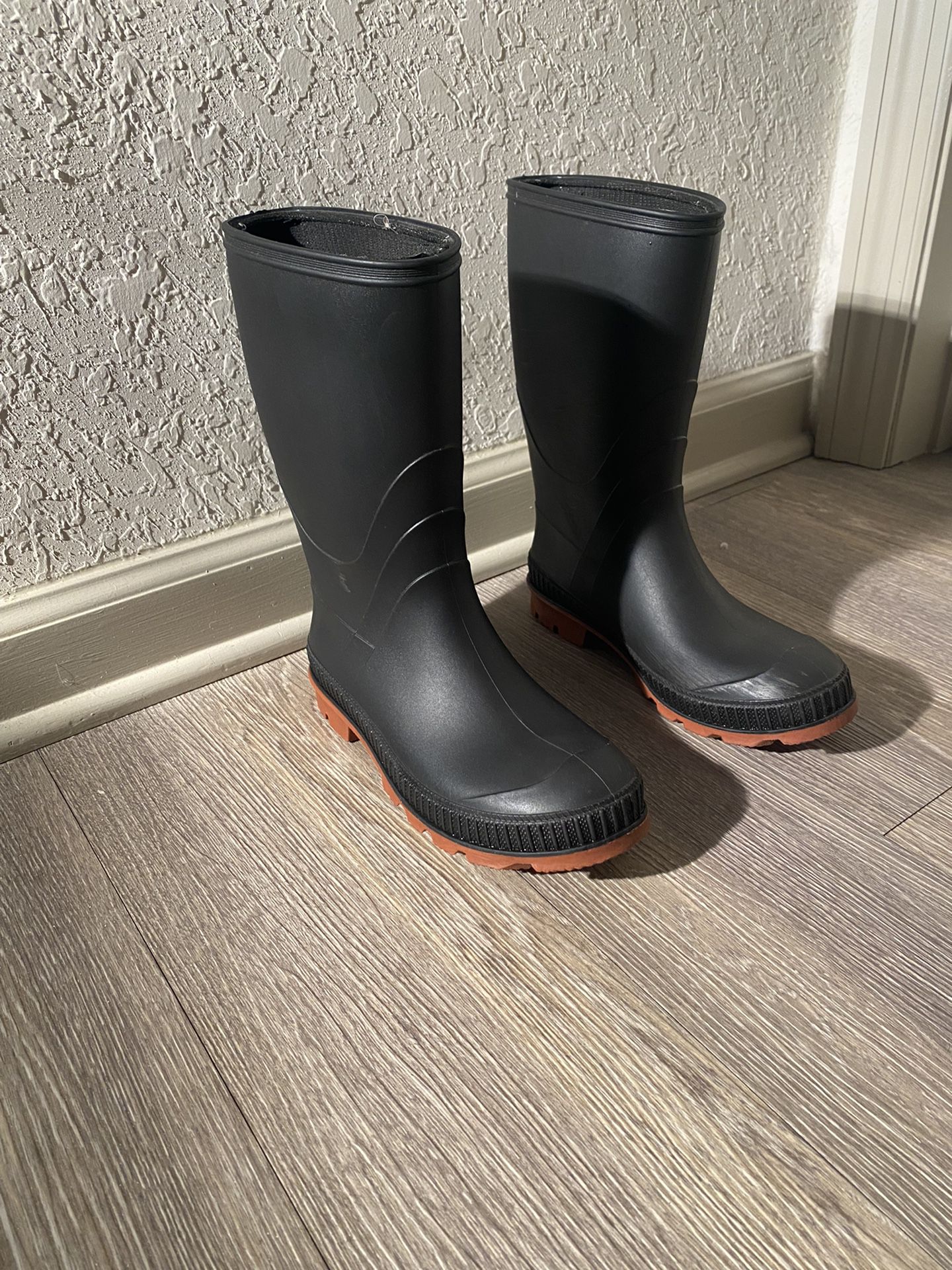 Sturdy  Rain boots, Size 4 