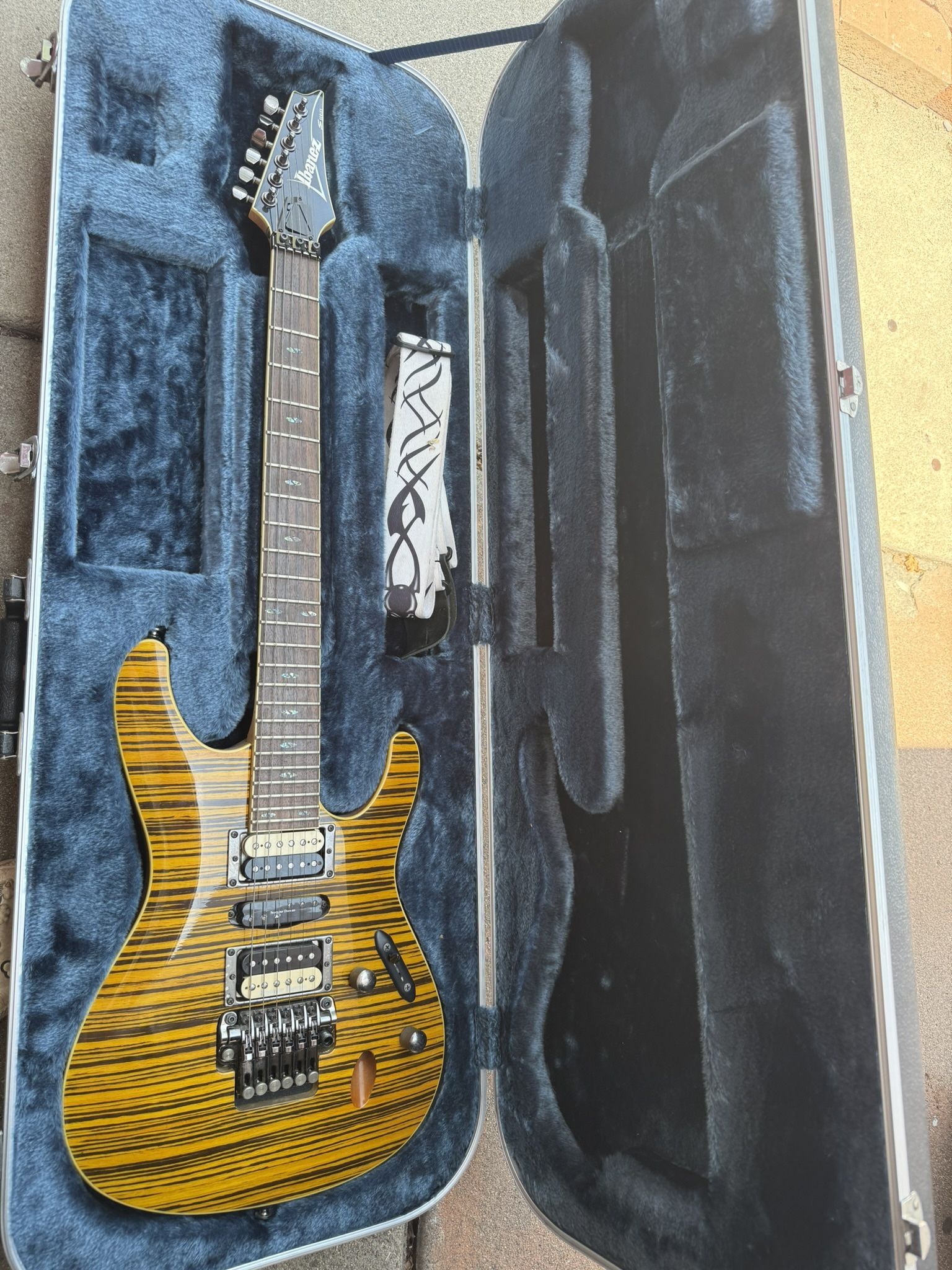Ibanez Electric Guitar, Hardshell case, Marshall AMP, Zoom effects Pedal
