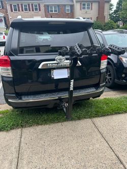 Thule Bike Rack. 4 Bikes. Hitch mount.