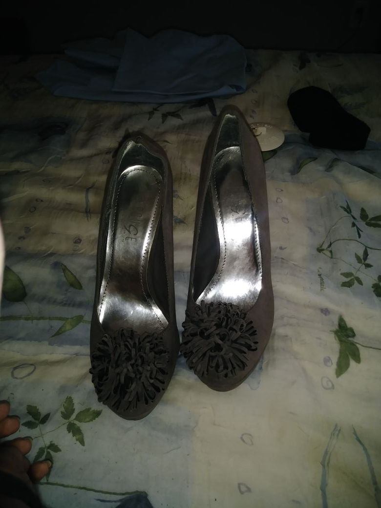 Rouge pumps