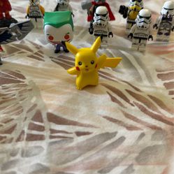 PIKACHU Pokemon/Nintendo 2016 Tomy 1 1/2 inch Figure