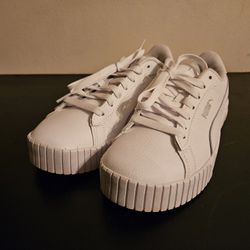 White Puma Sneakers Size 7 Woman