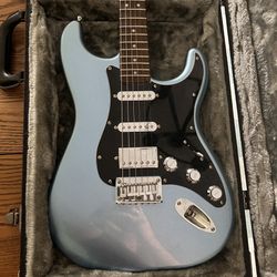 Squire Strat w/Roadcase
