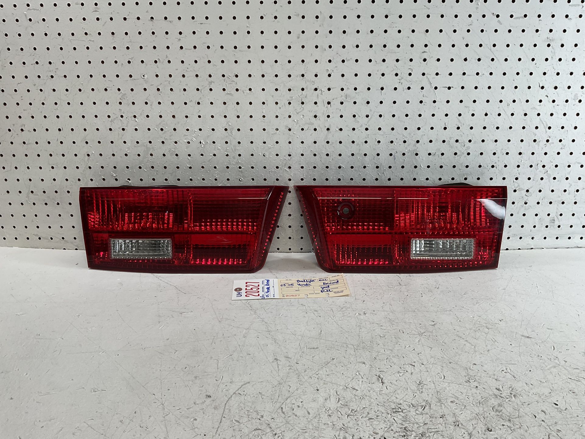 2003 2005 HONDA ACCORD SEDAN TRUNK LIGHT PAIR OEM