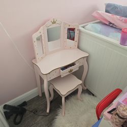 Wooden Light Pink Little Girls Vanity
