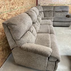 Flexsteel 5-Piece Reclining Sectional — 3 Recliners — Very Comfortable