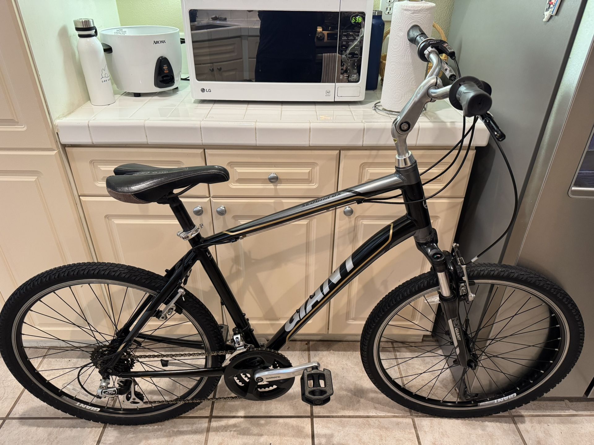 Giant Sedona DX hybrid aluminum bicycle