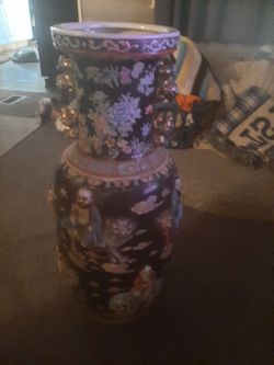 Large chinese floor vase it's a families noise piece