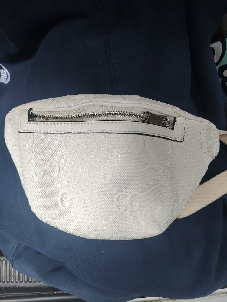 $899 GUCCI - NEVER USED GUCCI BELT/BUM BAG