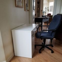 White Ikea Desk Excellent Condition FREE DELIVERY 