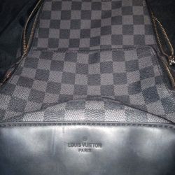 Men's Louis Vuitton "Avenue Sling Bag" Authentic 