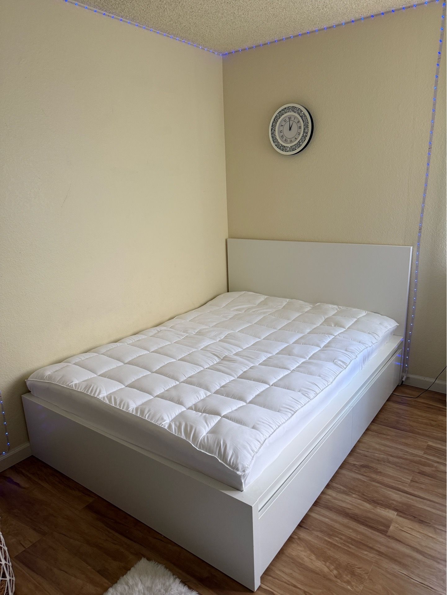 Bed queen size.