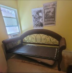 Day bed bamboo, twinn trundle bottom.