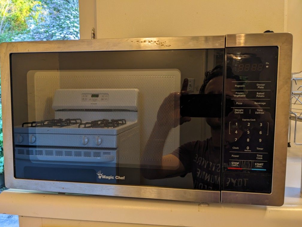 Magic Chef 900 Watt Microwave