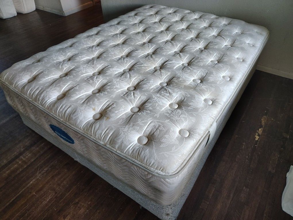 Queen Size Mattress & Boxspring With Free Delivery!