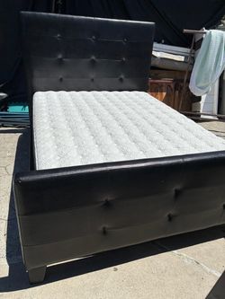 BEAUTIFUL QUEEN BED INCLUDING THE HEADBOARD AND FRAME AND NICE MATTRESS LIKE NEW