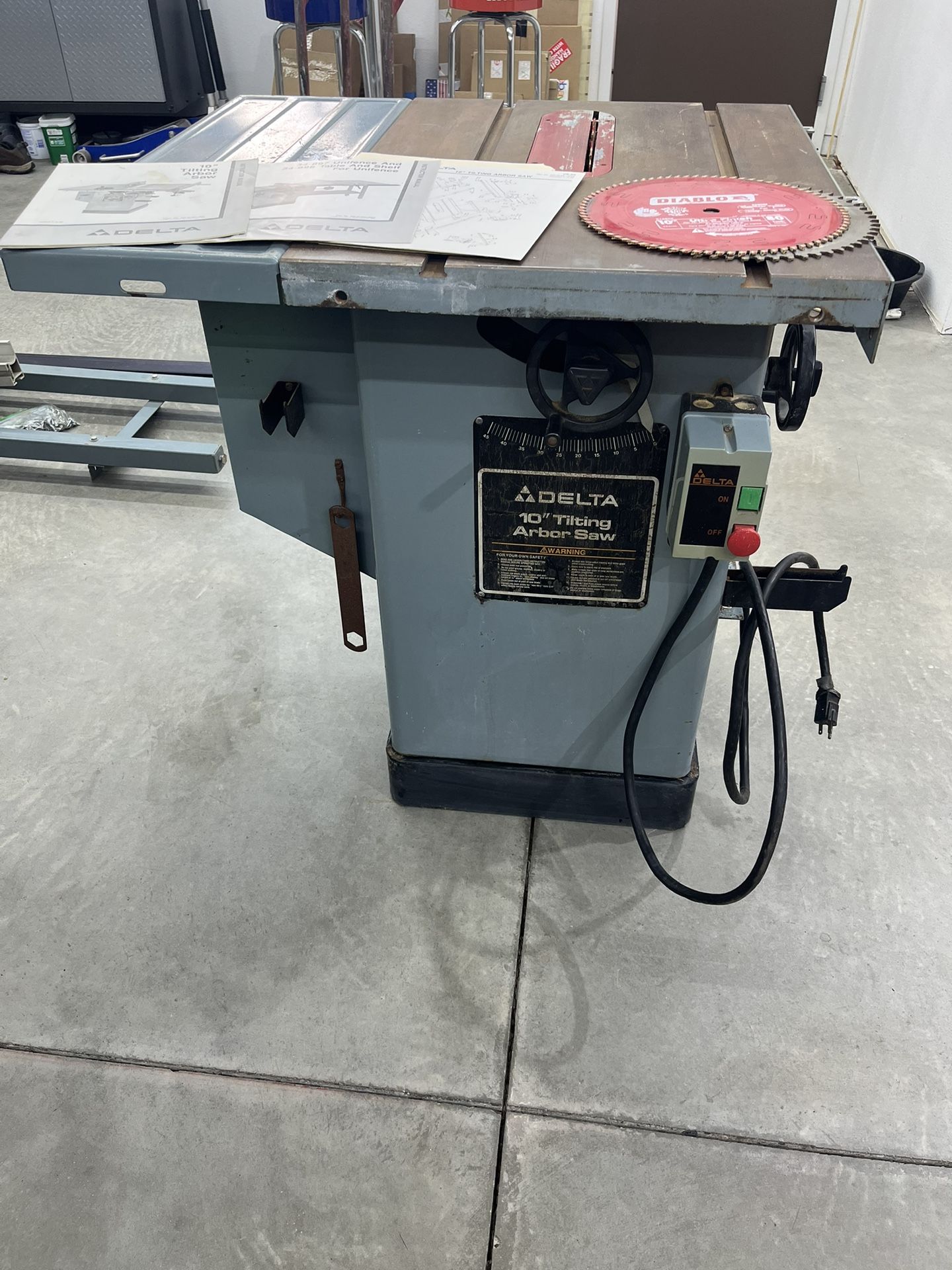 Delta Cabinet Makers Table Saw with Uni-Fence
