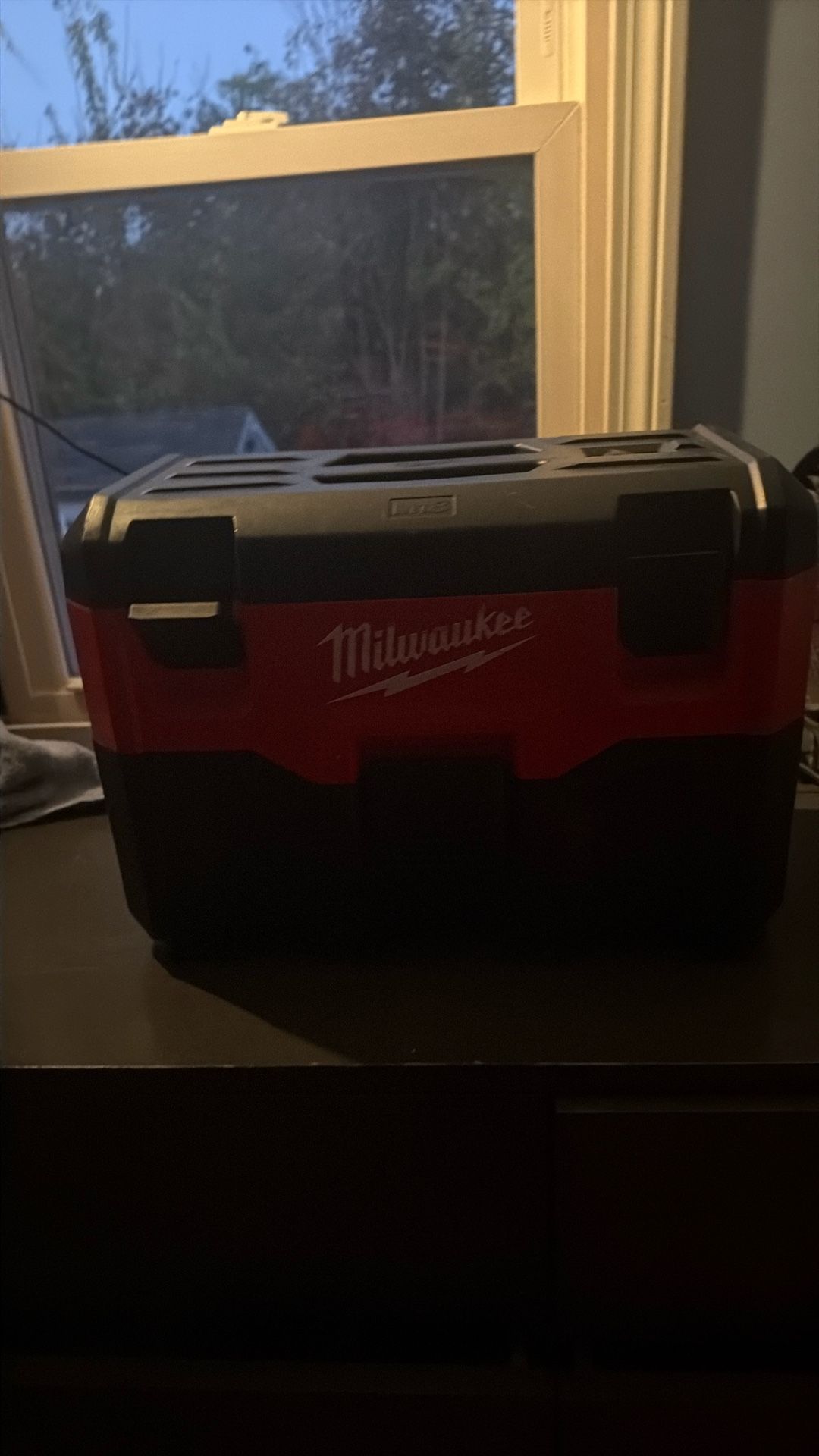 Milwaukee 2 gallon vacuum with M 18 9.0 high demand battery