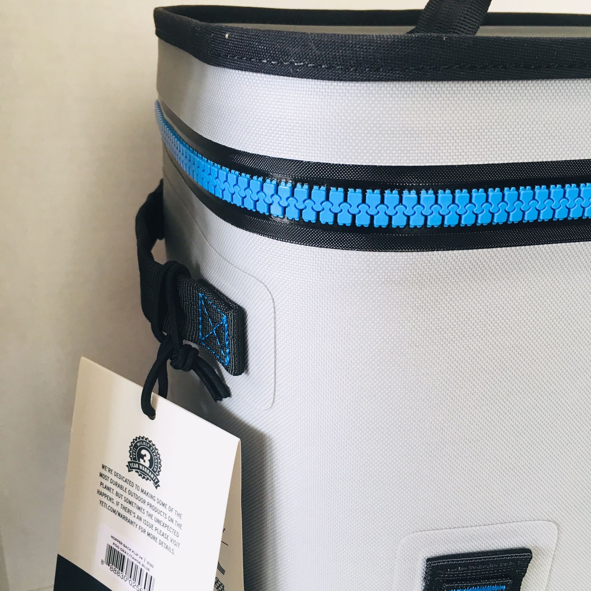 YETI Hopper Backflip 24 Soft Sided Cooler/Backpack, Fog Gray/Tahoe