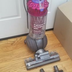 NEW cond DYSON  ANIMAL BIG BALL VACUUM  , WORKS EXCELLENT  ,   AMAZING POWER SUCTION  ,   WORKD EXCELLENT IN THE BOX 