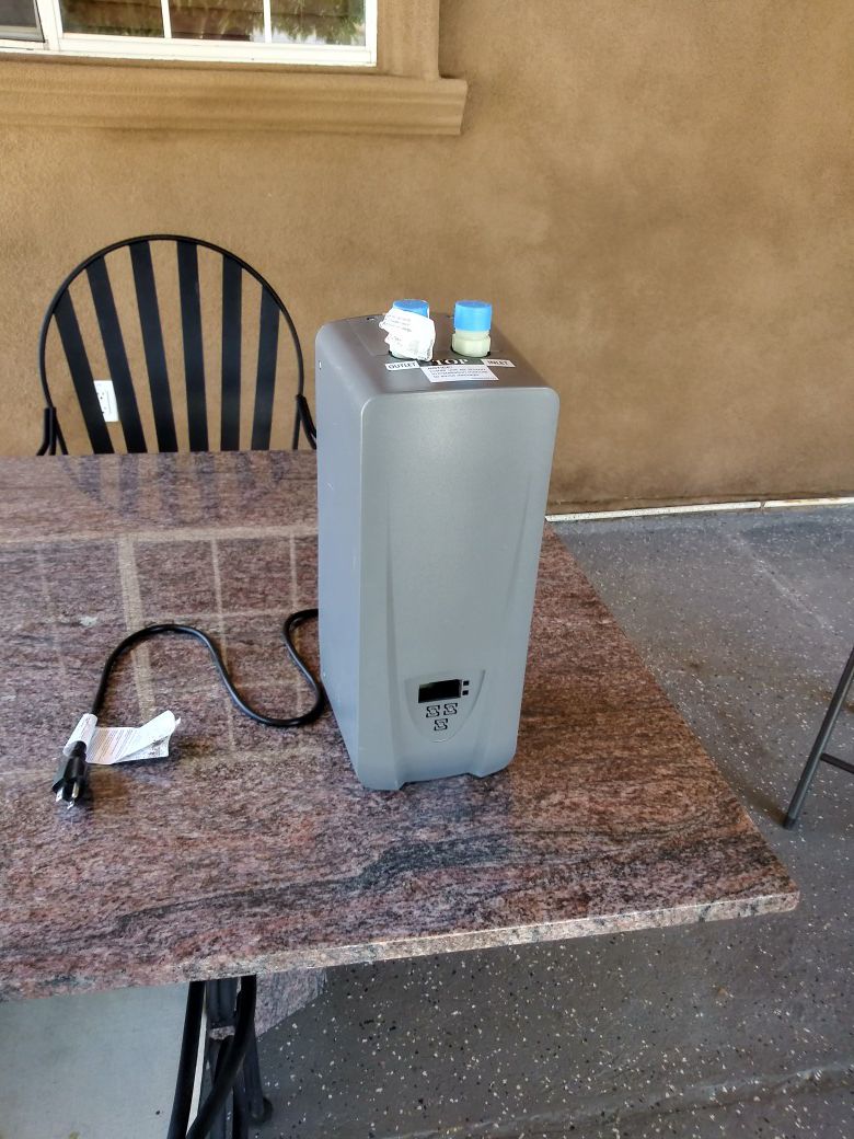 Small electric water heater